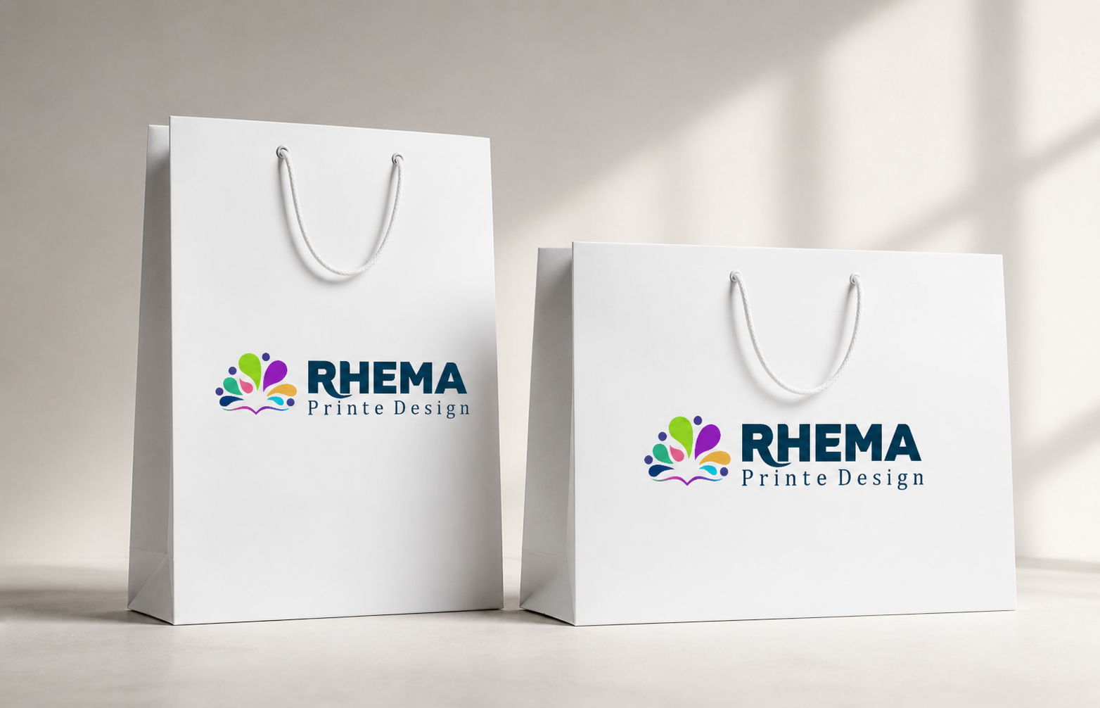 Duas sacolas Rhema brancas em papel duplex, uma vertical e outra horizontal